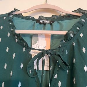 Summer flowing green lined sheer long sleeve mini. 20Inches from waist. 18 pit.